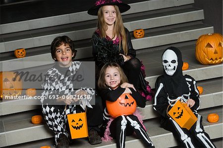 Porträt der jungen und Mädchen (7-9) auf Schritte tragen Halloween Kostüme