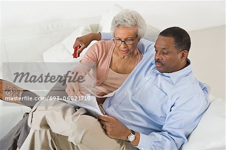 Couple senior avec des formalités administratives