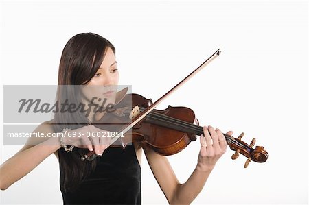 Jeune femme asiatique joue du violon