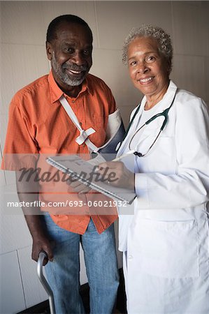 Médecin avec le patient