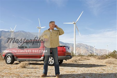 Senior homme travaillant au parc éolien