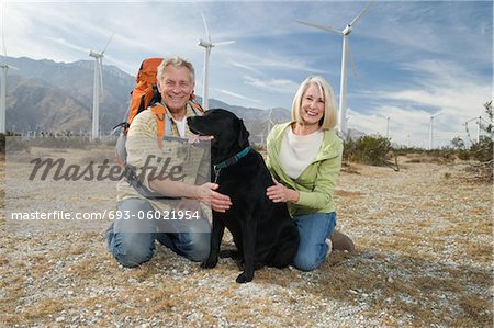 Altes Paar mit Hund in der Nähe von Windparks