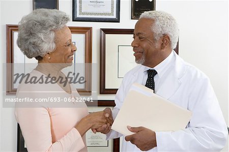 Client et le praticien médical senior