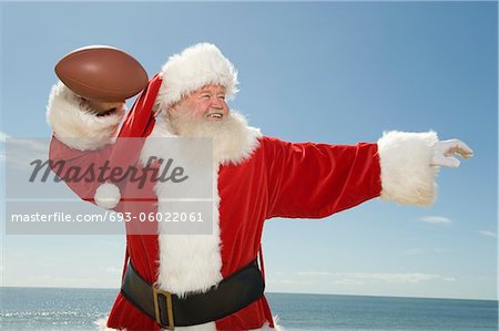 Père Noël se prépare à lancer un ballon de rugby