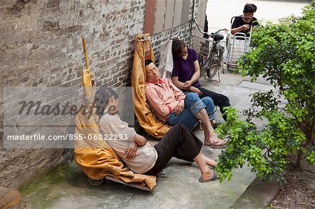 Menschen, die ein Nickerchen auf der Gasse, Xiguan, Guangzhou, China