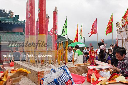 Adorateurs du culte dans le temple de Tin Hau, pendant le festival, Joss House Bay, Hong Kong de Tin Hau