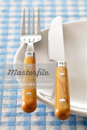 Gabel und Messer auf Platte