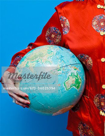Femme en pyjamas chinois tenant le globe