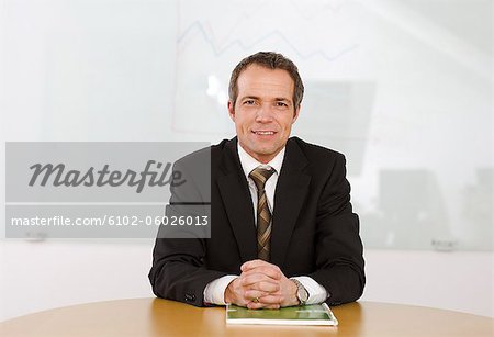 Portrait d'homme d'affaires souriant assis dans le Bureau