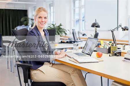 Porträt der geschäftsfrau mit Laptop im Büro