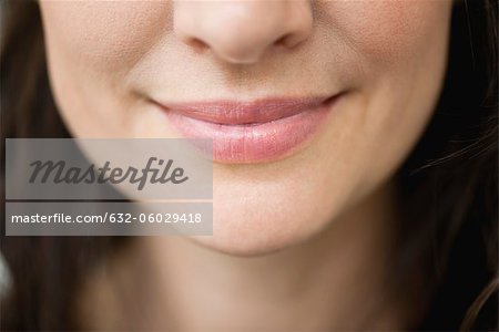 Gros plan de femme de sourire des lèvres