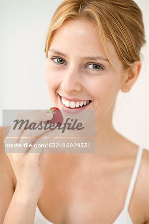 Portrait de fraise, manger jeune femme