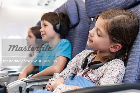 Mädchen schlafen im Flugzeug