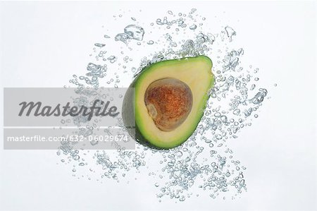 Avocado halb unter Wasser in Mineralwasser