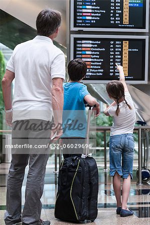 Familie sucht auf Ankunft Abfahrt Brett, Rückansicht