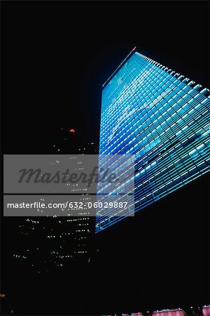 Construction éclairée avec des lumières bleus nuit, Shanghai, Chine