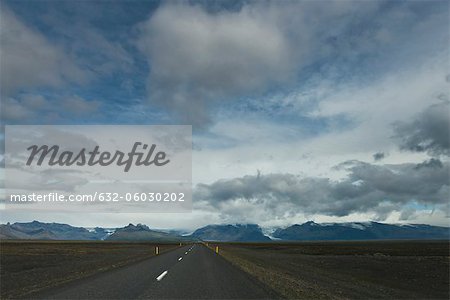 Straße durch die karge Landschaft, Island