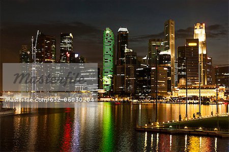 Singapour, skyline front de mer, vue depuis l'esplanade dans la nuit