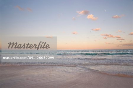 Nuages à coucher du soleil sur Pink Sands Beach, Harbour Island, Eleuthera, The Bahamas, Antilles, Atlantique, l'Amérique centrale