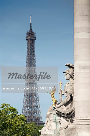 Statue an der Brücke Alexandre III und den Eiffelturm, Paris, Frankreich, Europa