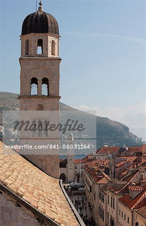 Tour du monastère franciscain de Bell et les toits de la vieille ville de Dubrovnik murs, patrimoine mondial UNESCO, Dubrovnik, Croatie, Europe