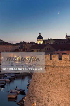 Hafen von Dubrovnik Altstadt mit der Kuppel der Kathedrale beleuchtet in der Abenddämmerung, UNESCO-Weltkulturerbe, Dubrovnik, Kroatien, Europa