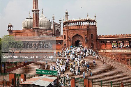 Ceux qui partent de la Jama Masjid (mosquée du vendredi) après la prière du vendredi, Old Delhi, Delhi, Inde, Asie