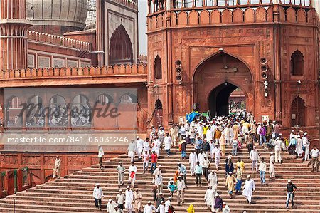 Die Menschen verlassen die Jama Masjid (Freitagsmoschee) nach den Freitagsgebeten, Old Delhi, Delhi, Indien, Asien