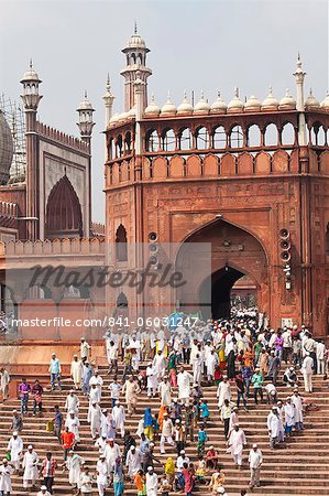 Die Menschen verlassen die Jama Masjid (Freitagsmoschee) nach den Freitagsgebeten, Old Delhi, Delhi, Indien, Asien