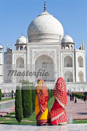 État de femmes en saris colorés sur le Taj Mahal, patrimoine mondial de l'UNESCO, Agra, Uttar Pradesh, Inde, Asie