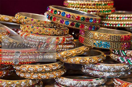 Bracelets colorés en vente dans un magasin à Jaipur, Rajasthan, Inde, Asie