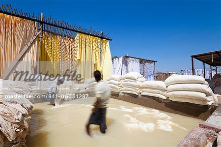 Waschen Stoff in einem bleichen Pool, Sari garment Fabrik, Rajasthan, Indien, Asien