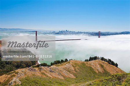 Golden Gate Bridge et la skyline de San Francisco, flottant au-dessus du brouillard sur une journée brumeuse à San Francisco, Californie, États-Unis d'Amérique, l'Amérique du Nord
