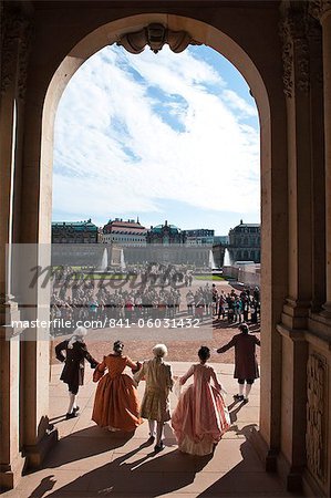 Akteure im Zeitraum Kleidung bei der Zwinger Palace, Dresden, Sachsen, Deutschland, Europa