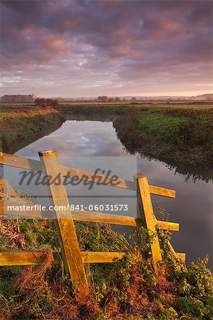 Brue rivière serpentant dans le Somerset Levels près de Glastonbury, Somerset, Angleterre, Royaume-Uni, Europe