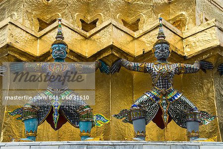 Statuen von Dämonen auf die Goldene Chedi, Wat Phra Kaeo komplexe (Grand Palace Komplex), Bangkok, Thailand, Südostasien, Asien