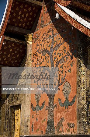 Mosaïque de l'arbre sur le mur du fond, la flamme temple principal, VAT Xieng Thong, Site du patrimoine mondial de l'UNESCO, Luang Prabang, au Laos, Indochine, Asie du sud-est, Asie