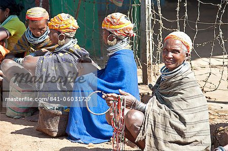 Bonda Tribeswomen in traditioneller Kleidung mit Perlen Kappen und Metall Halsketten verkaufen Perlen bei pro Markt, Rayagader, Orissa, Indien, Asien