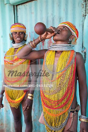Deux tribeswomen de Bonda, porter des perles traditionnelles avec perles et colliers métalliques, boire de l'alcool village de courge navire, Rayagader, Orissa, Inde, Asie