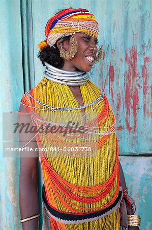 Tribeswoman bonda portant costume traditionnel perle avec cap perlé, grandes boucles d'oreilles et colliers métalliques à chaque semaine sur les marchés, Rayagader, Orissa, Inde, Asie