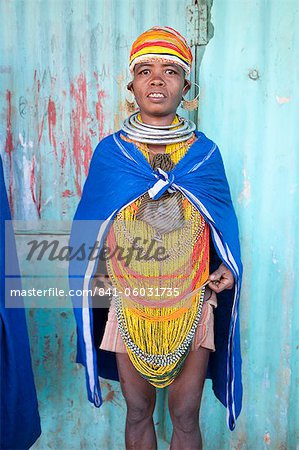 Bonda Tribeswoman tragen blaue Baumwolle Schal über traditionelle Perlen Kostüm mit Mütze Perlen, große Ohrringe und Halsketten, Rayagader, Orissa, Indien, Asien Metall
