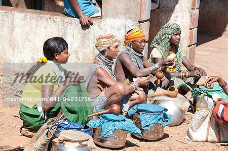 Bonda Tribeswomen tragen traditionelle Perlen Kappen und Metall Halsketten, Verkauf von Dorf-gebildete Alkohol von wöchentlich Markt, Rayagader, Orissa, Indien, Asien