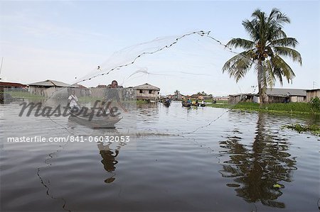 Pêche dans le village de lac Ganvie sur le lac de Nokhou, Bénin, Afrique de l'Ouest, Afrique