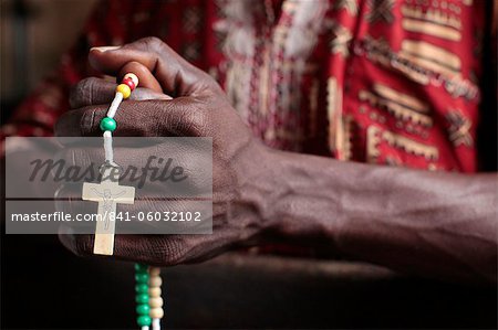 Homme africain prier le Rosaire, Cotonou, Bénin, Afrique de l'Ouest, l'Afrique