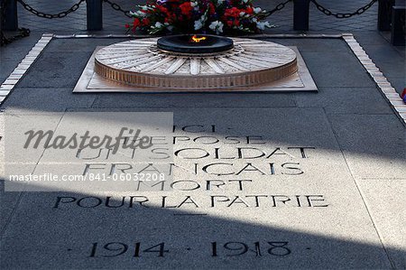 Tombe de soldat inconnu sous l'Arc de Triomphe, Paris, France, Europe