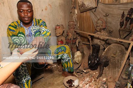 Voodoo Zeremonie am Akodessewa Fetisch Markt, Lome, Togo, Westafrika, Afrika