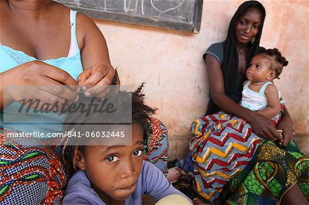 Salon De Coiffure A Domicile Lome Togo Afrique De L Ouest Afrique Photographie De Stock Masterfile Rights Managed Artiste Robertharding Code 841