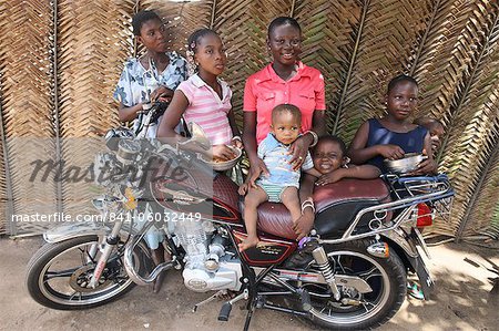 Familie um ein Motorrad, Lome, Togo, Westafrika, Afrika
