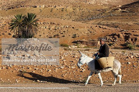 Homme voyageant à dos d'âne, Douirette, Tataouine, Tunisie, Afrique du Nord, Afrique