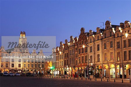 Architecture Baroque flamande de nuit sur la Petite Place (Place des héros), Arras, Nord-Pas de Calais, France, Europe